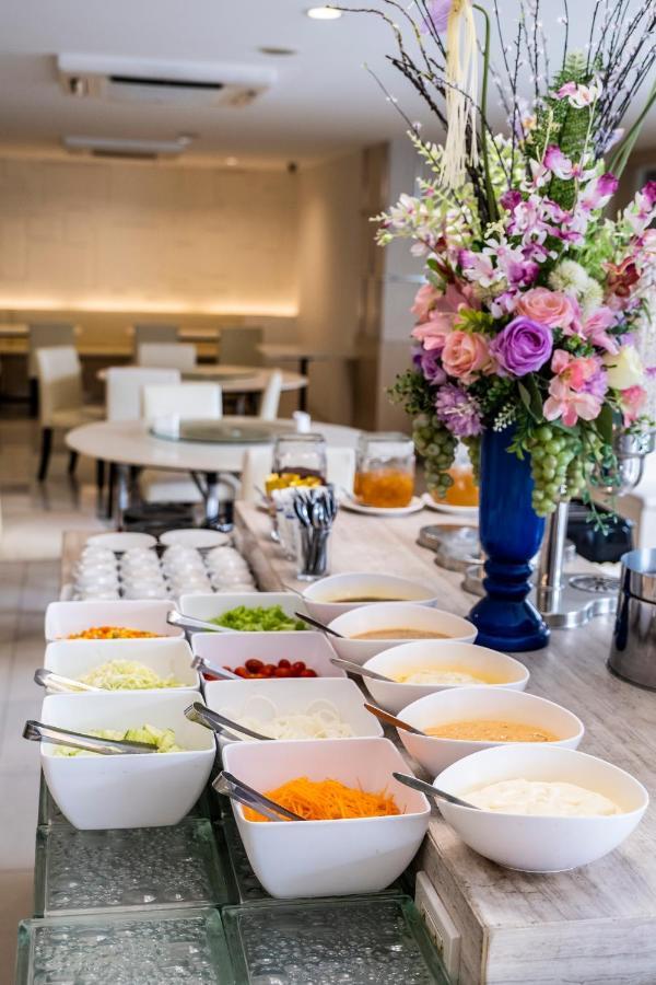 The Airport Courtyard Suvarnabhumi Airport 曼谷 外观 照片 A buffet at a hotel