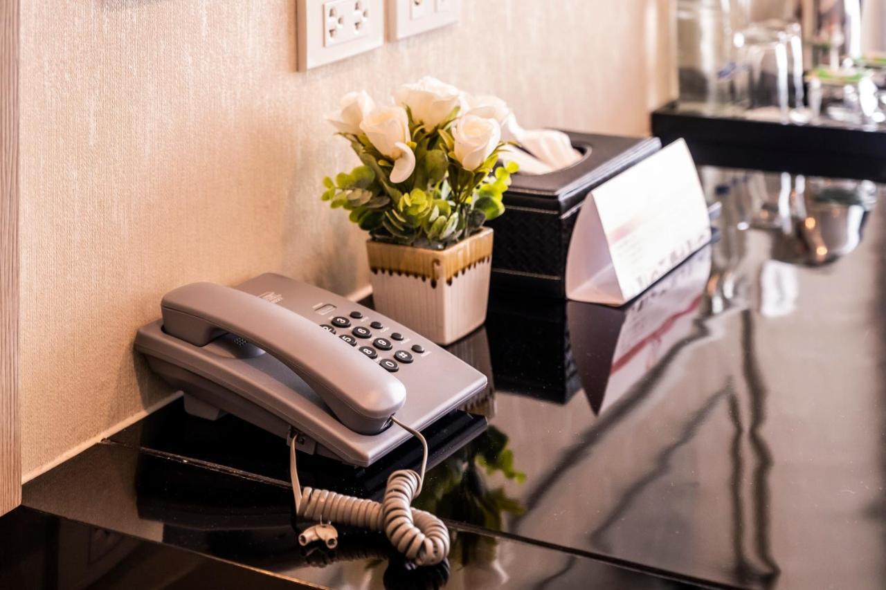 The Airport Courtyard Suvarnabhumi Airport 曼谷 外观 照片 A telephone in a hotel room