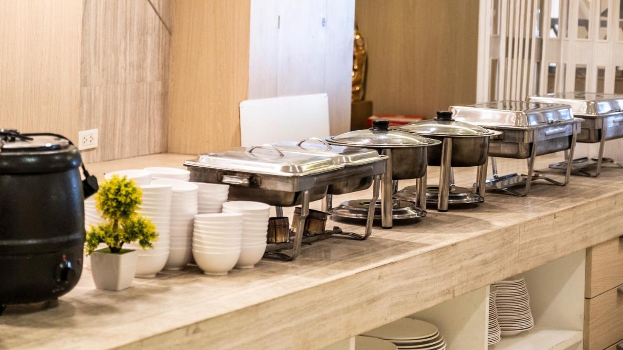The Airport Courtyard Suvarnabhumi Airport 曼谷 外观 照片 A row of chafing dishes