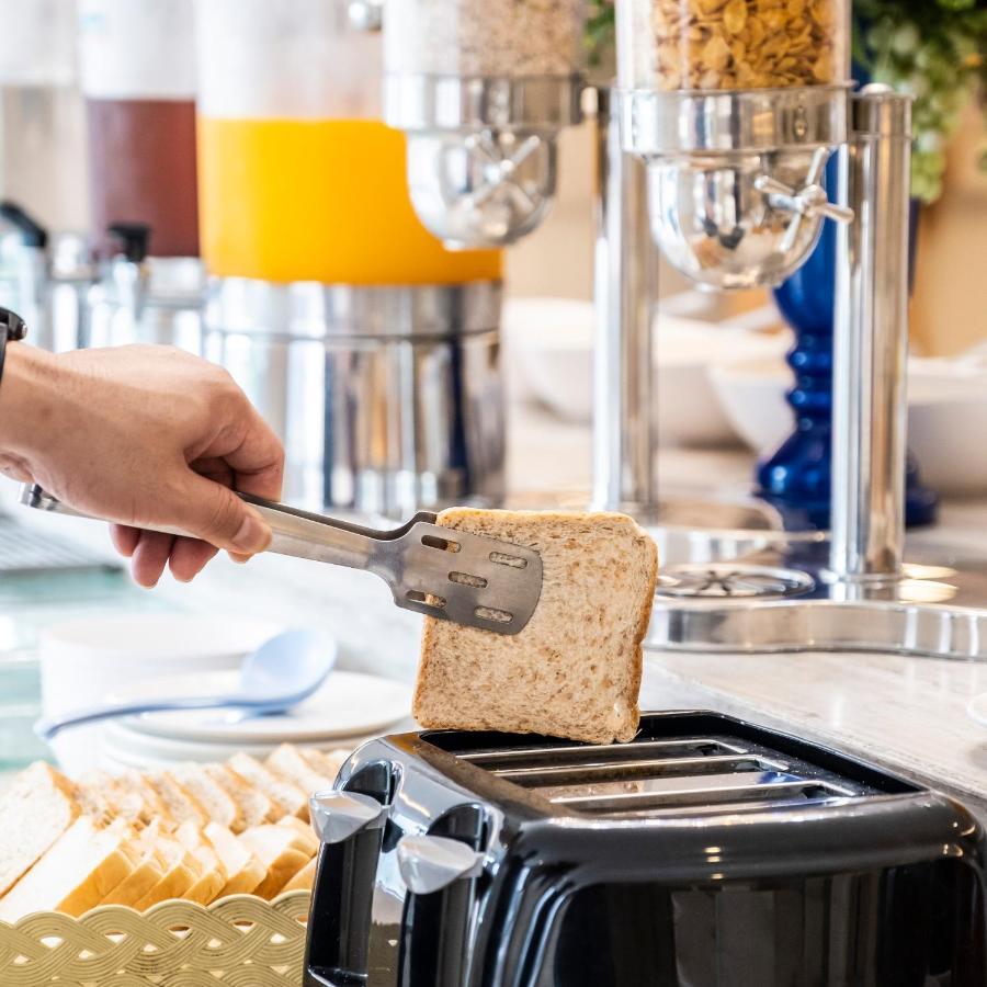 The Airport Courtyard Suvarnabhumi Airport 曼谷 外观 照片 A toaster being used
