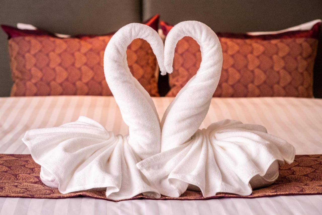 The Airport Courtyard Suvarnabhumi Airport 曼谷 外观 照片 Towel swans