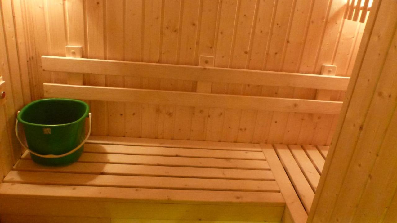 The Airport Courtyard Suvarnabhumi Airport 曼谷 外观 照片 A bench in a Finnish sauna