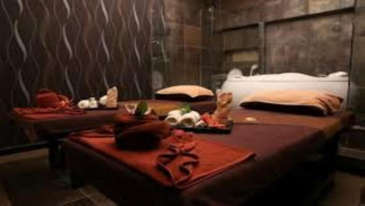The Airport Courtyard Suvarnabhumi Airport 曼谷 外观 照片 A massage table at a spa