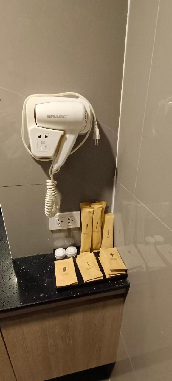 The Airport Courtyard Suvarnabhumi Airport 曼谷 外观 照片 A hair dryer in a hotel bathroom