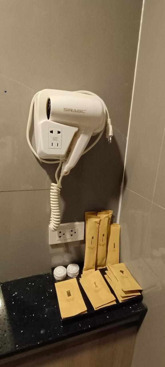 The Airport Courtyard Suvarnabhumi Airport 曼谷 外观 照片 A hair dryer in a hotel bathroom