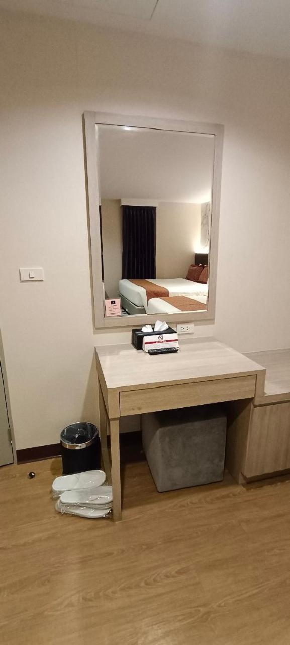 The Airport Courtyard Suvarnabhumi Airport 曼谷 外观 照片 A dressing table