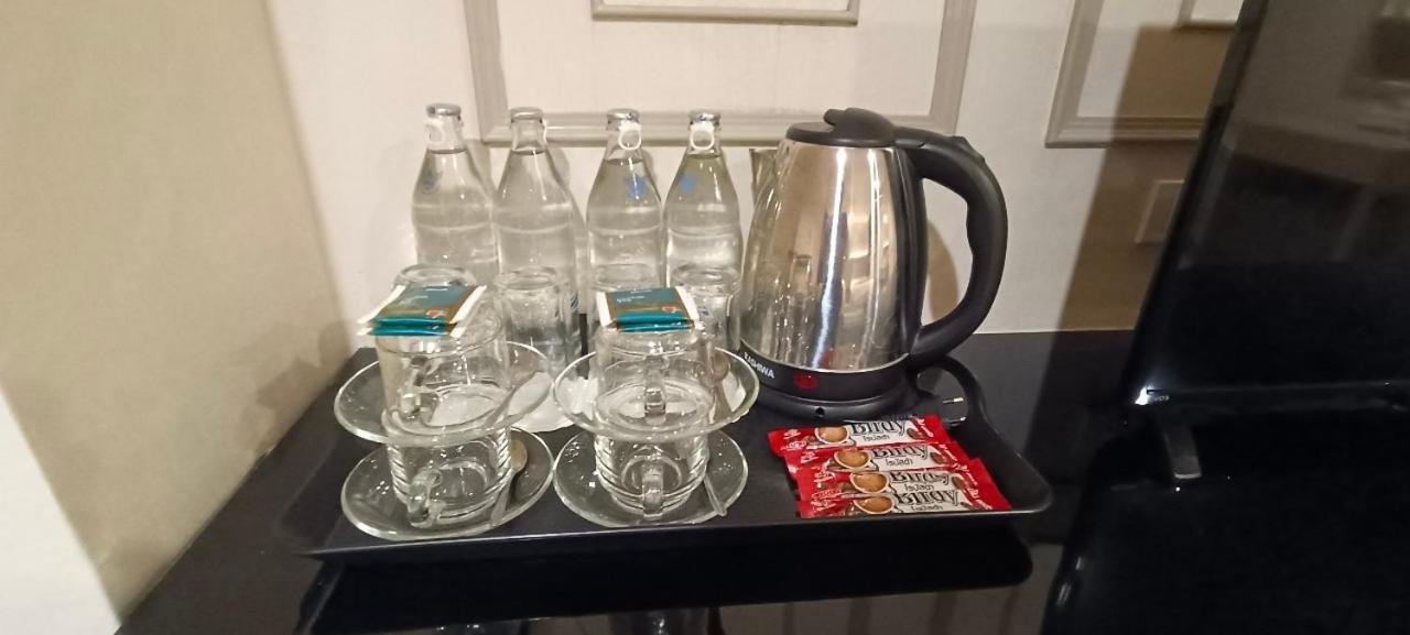 The Airport Courtyard Suvarnabhumi Airport 曼谷 外观 照片 Bottled water and a kettle in a hotel room